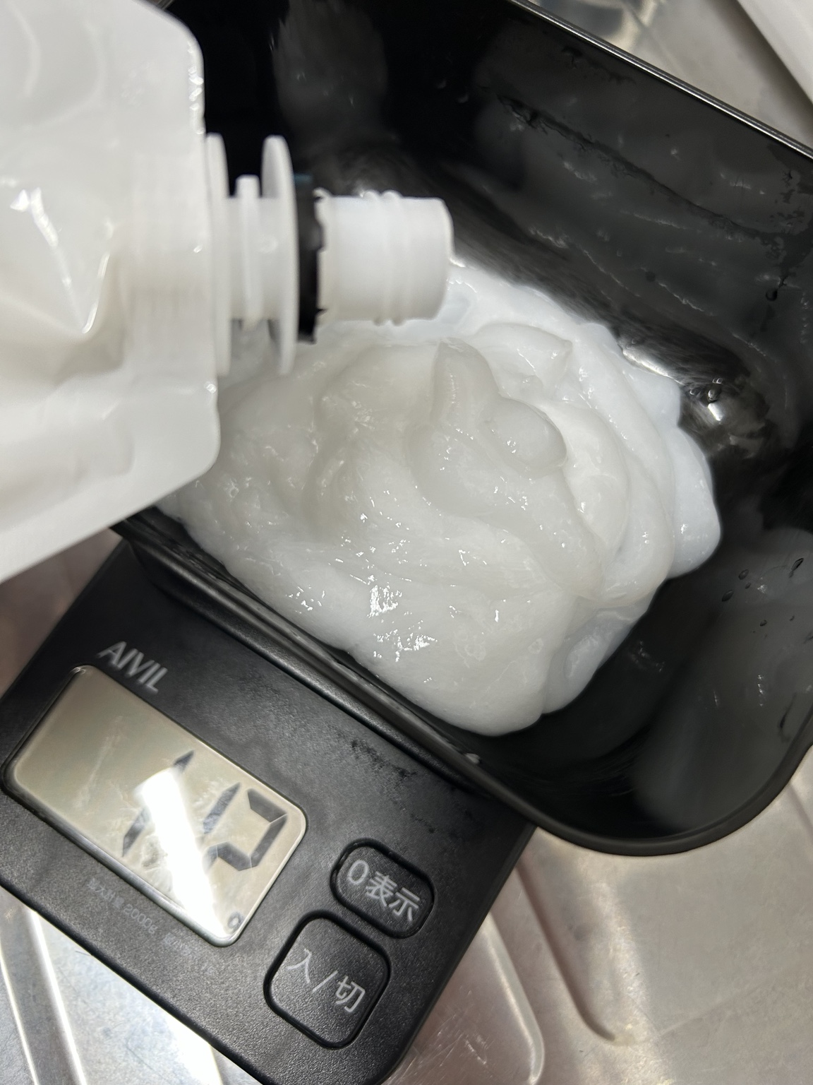 髪の状態に合わせて薬剤を調合している様子