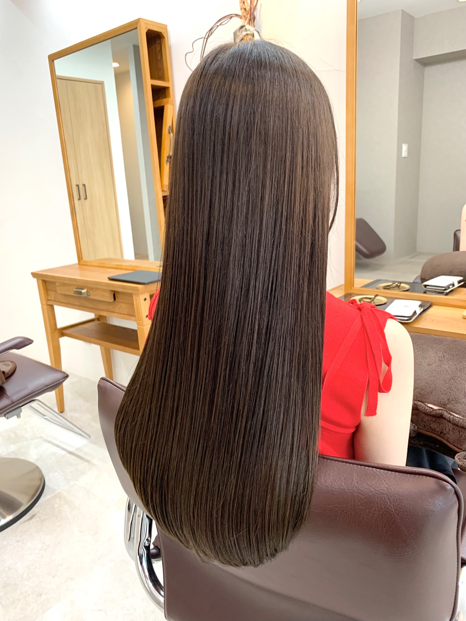 落ち着いたブラウンカラーのロングヘアの仕上がり