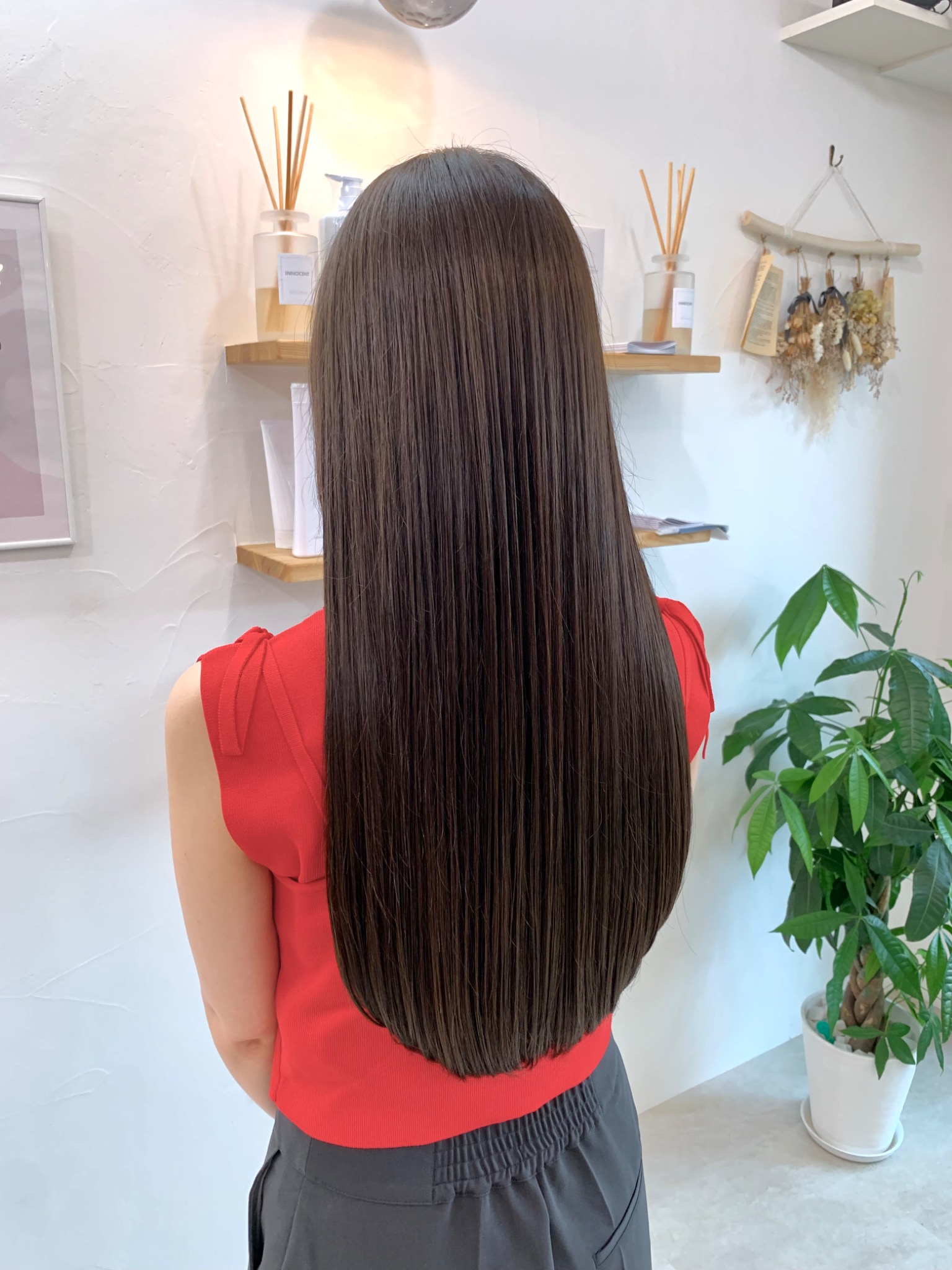 艶のあるダークブラウンのロングヘアの仕上がり