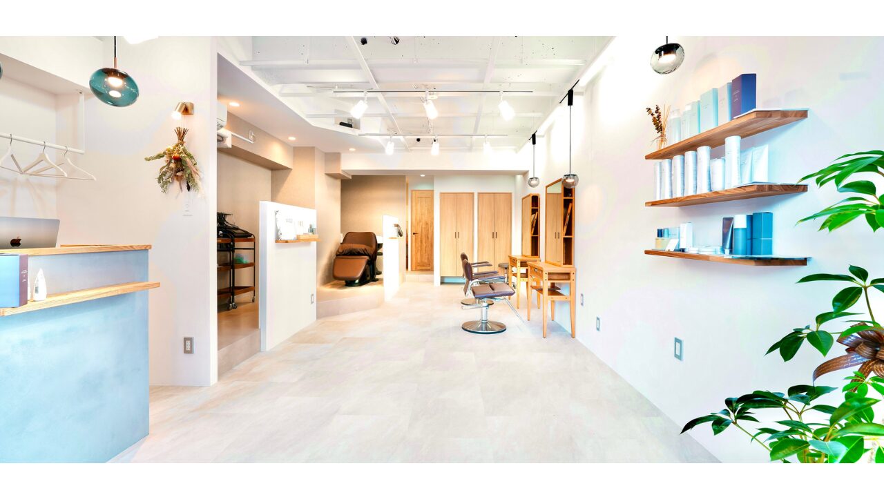白と木目を基調としたhair care & design Suzyの店内